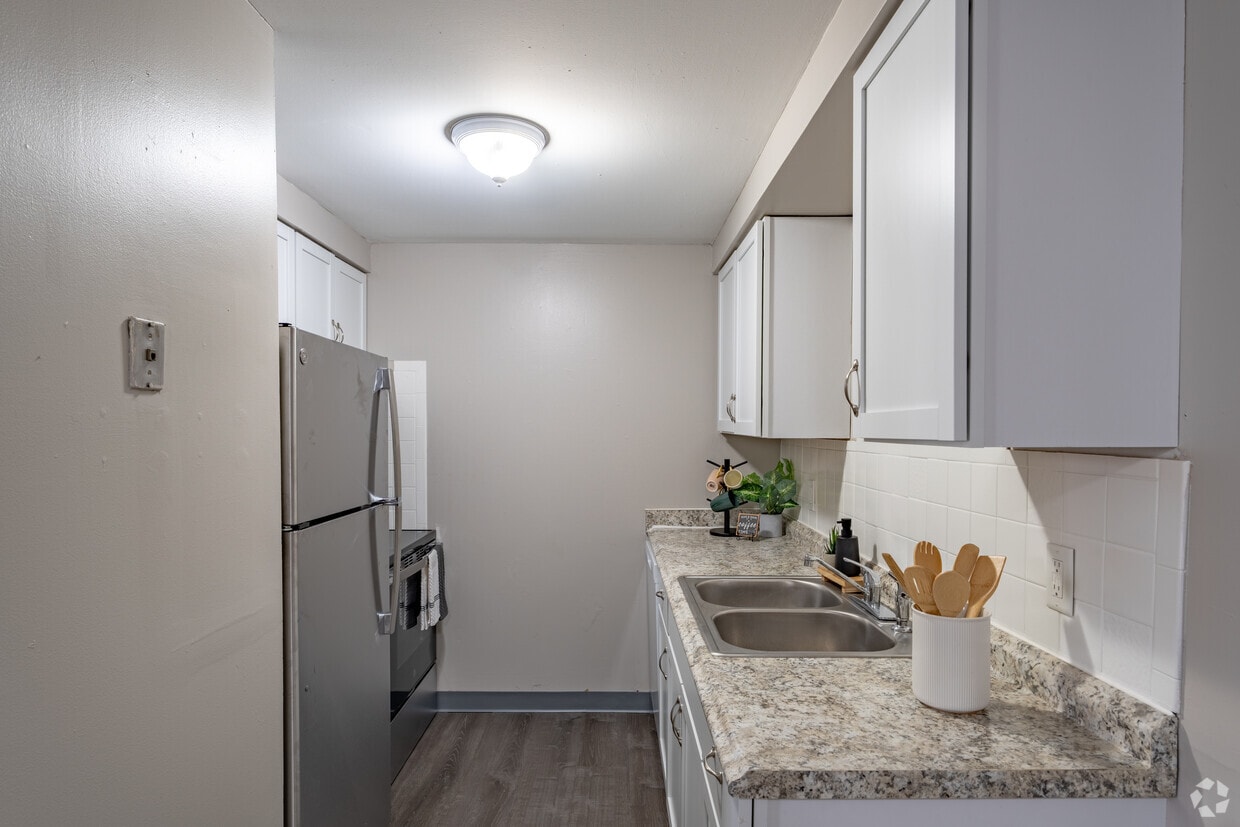 Primary Photo - Creekside Village Apartments
