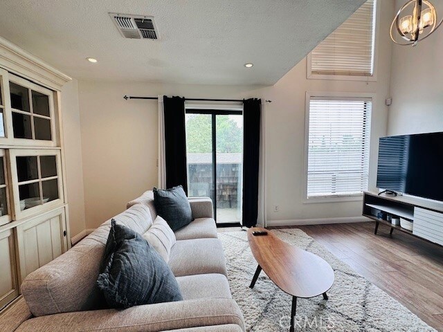 Foto del edificio - 950 W Lambert Road Unit 8