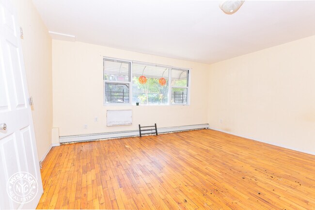 Foto del edificio - 439 E 21st St