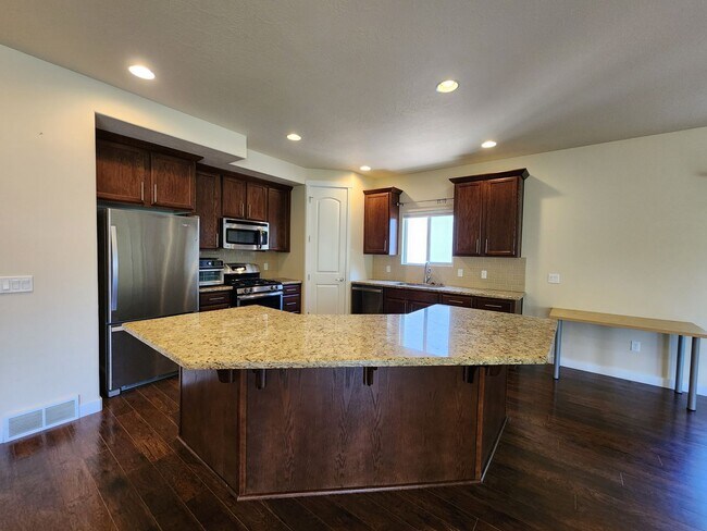 Foto del edificio - Luxury! 4 bdrm 3.5 bath HOUSE w/ Views! 2 car garage!