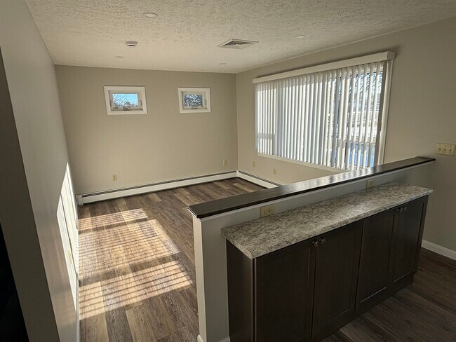 Building Photo - 36 Larch St