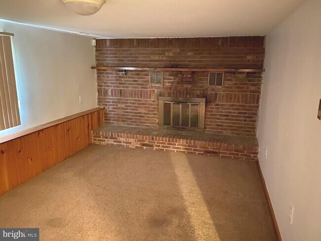 Building Photo - 4 Wickford Ave