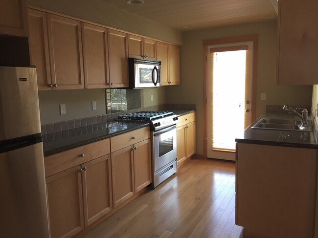 Kitchen - 320 25th Ave S