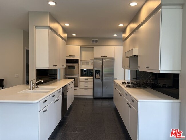 Building Photo - 8125 CREIGHTON Ave