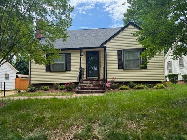 Building Photo - Ready to View/Lease! 4 Bedroom 1.5 Bath Bu...