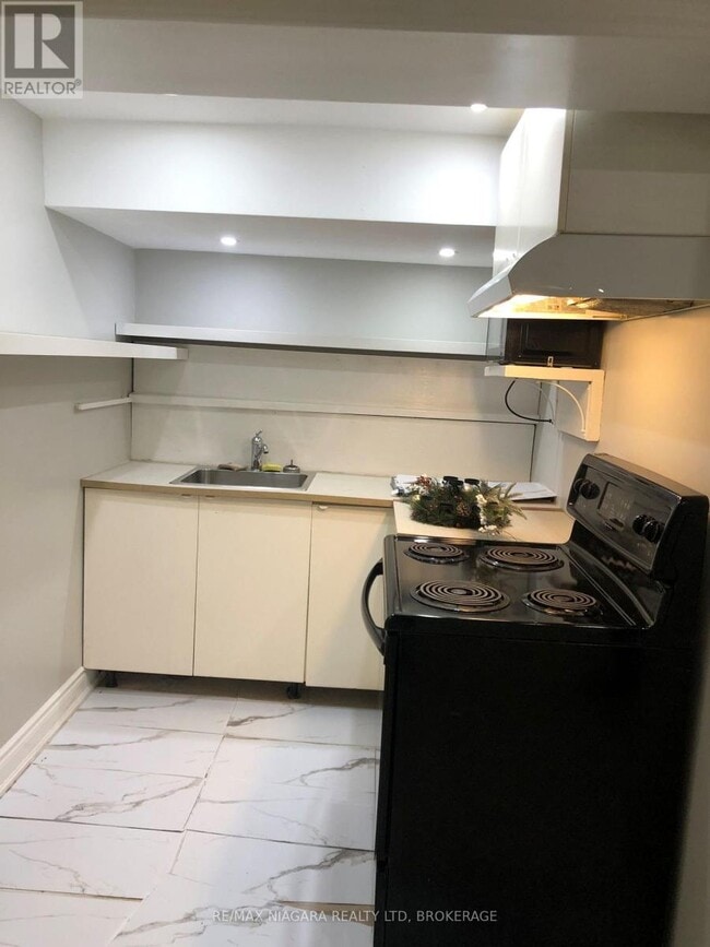 Building Photo - 29 Woodcroft Crescent