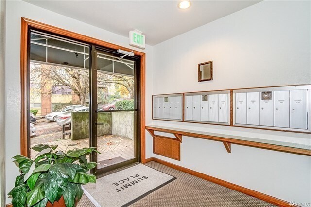 Building Photo - Remodeled 2 Bed 1.75 Bath Condo in Capitol...