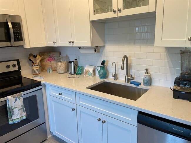 Building Photo - 249 Pompano Dr SE