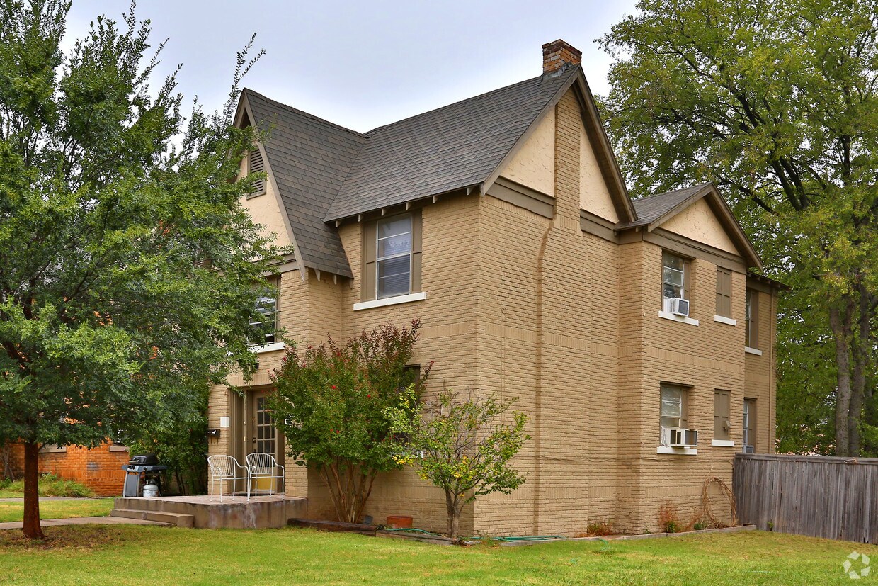 Building Photo - 609-611 NW 28th