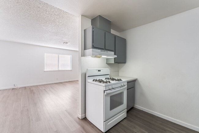 Building Photo - Upgraded 3 Bedroom Unit Near Air Force Base!