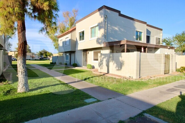 Building Photo - 1006 E Diamond Dr