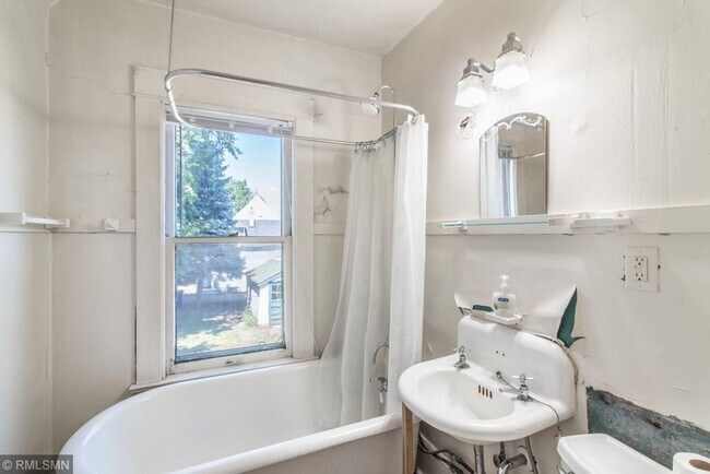 Building Photo - June 2025 ~ Cute 4 bedroom main level dupl...