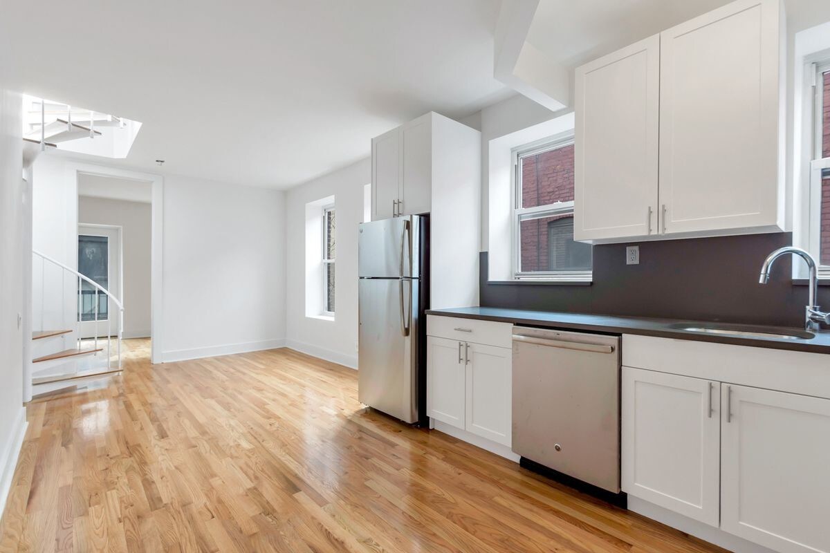 Foto principal - 221 E 26th St