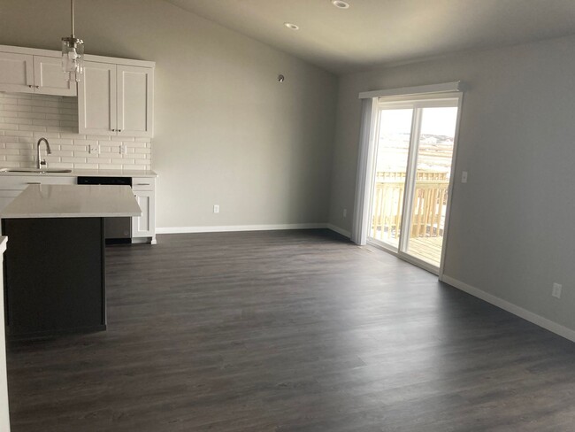 Building Photo - 3 Bed 3 Bath Townhome