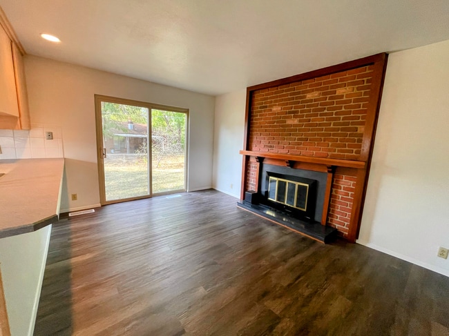 Foto del edificio - 2701 Wintergreen Dr