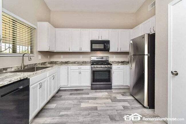 Foto del edificio - Spacious updated 4 Bed, 3 Bath home in Tuc...