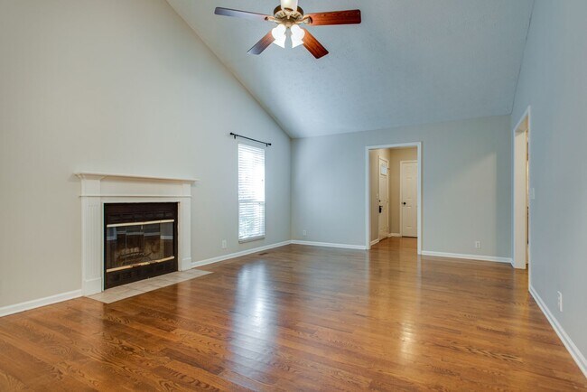Foto del edificio - 3 Bed 2 Bath w/bonus room and fence for $2...