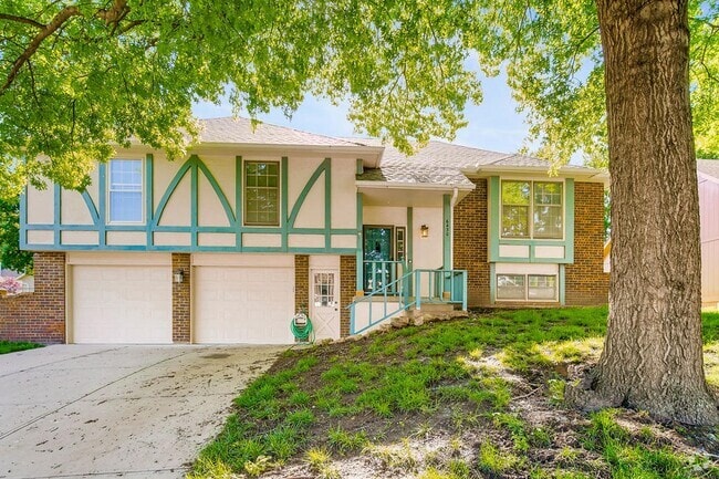 Building Photo - Spacious Shawnee Home Near Mill Creek Stre...