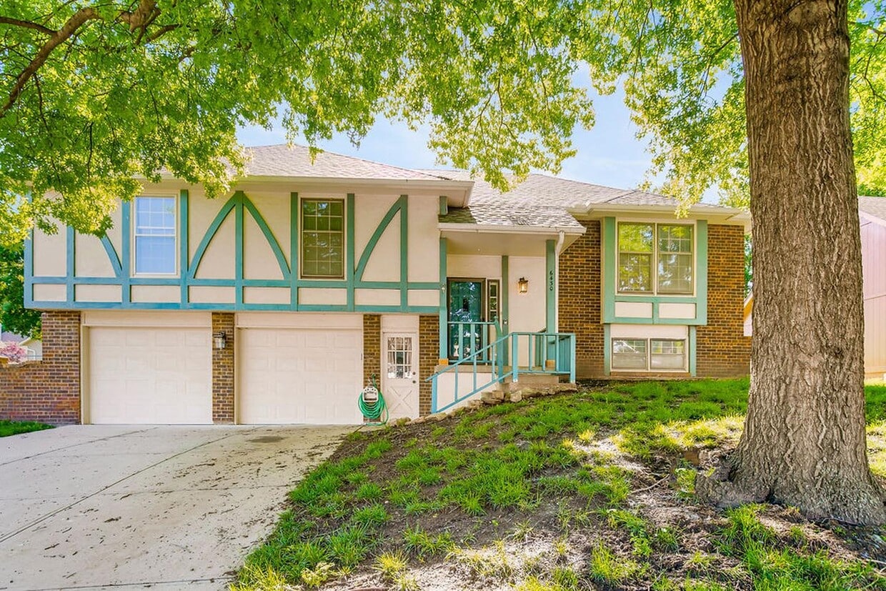 Foto principal - Spacious Shawnee Home Near Mill Creek Stre...