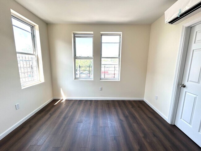 Building Photo - 1406 White Plains Rd