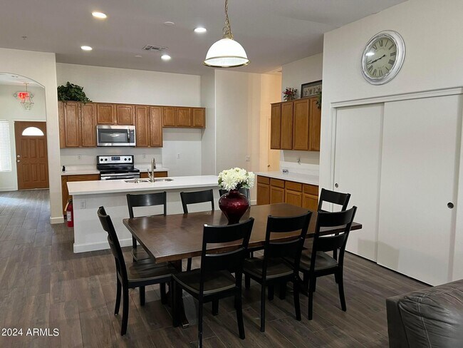 Foto del edificio - 8011 W Gibson Ln