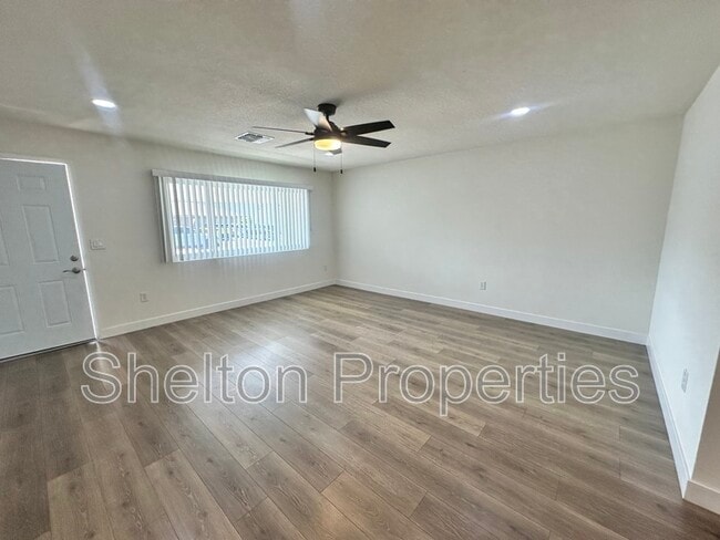 Building Photo - 10806 W Camelot Cir