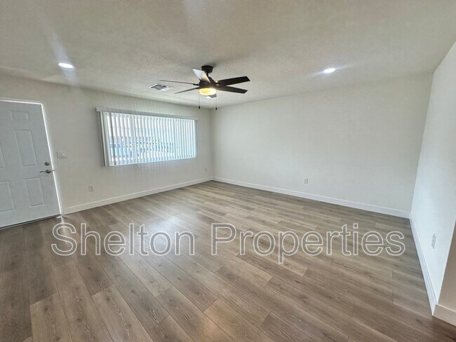 Foto del edificio - 10806 W Camelot Cir