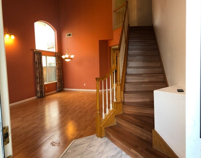 View on entry - 2308 Gianera St