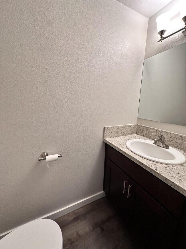 Foto del edificio - **One Portable AC Unit included**  Recentl...