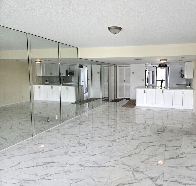 Building Photo - 1731 Presidential Way