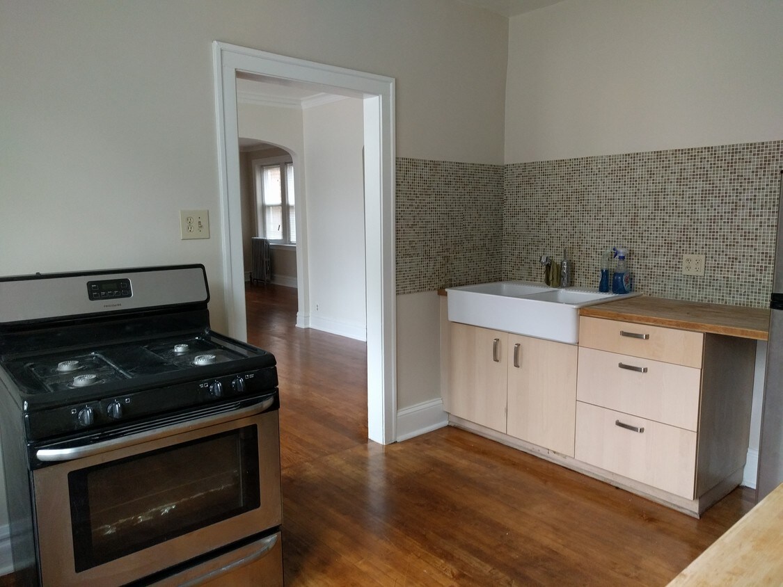 Kitchen (1) - 6910 Cermak Rd