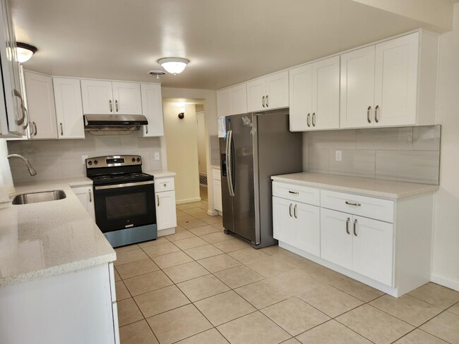 Building Photo - 427 Esperanza Way