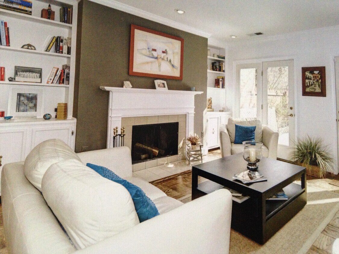 LR/Family Rm - 3219 Sutton Pl NW
