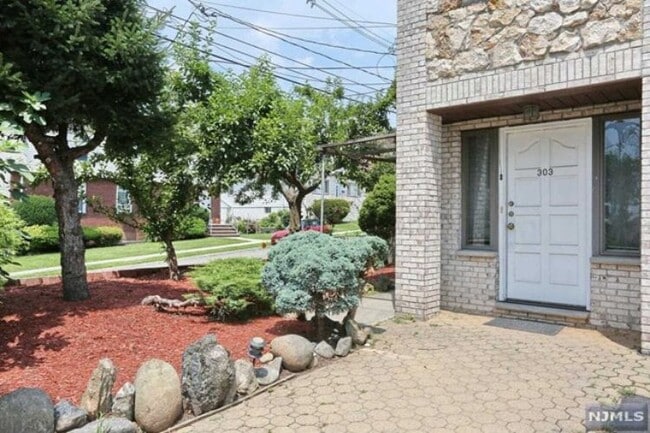 Building Photo - 303 E Homestead Ave