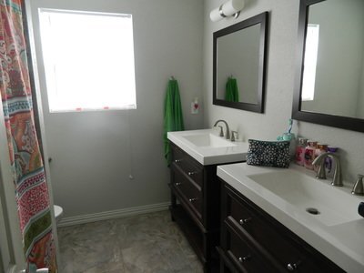 Foto del edificio - Modern and updated 4 bedroom 3 bath Walk t...