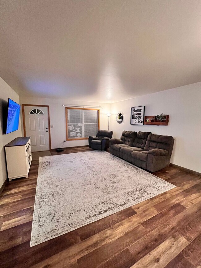 Foto del edificio - Large 3 bedroom available soon!