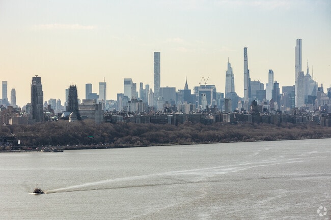 Impressive views of Manhattan can be enjoyed from the Fort Lee Historic Park.