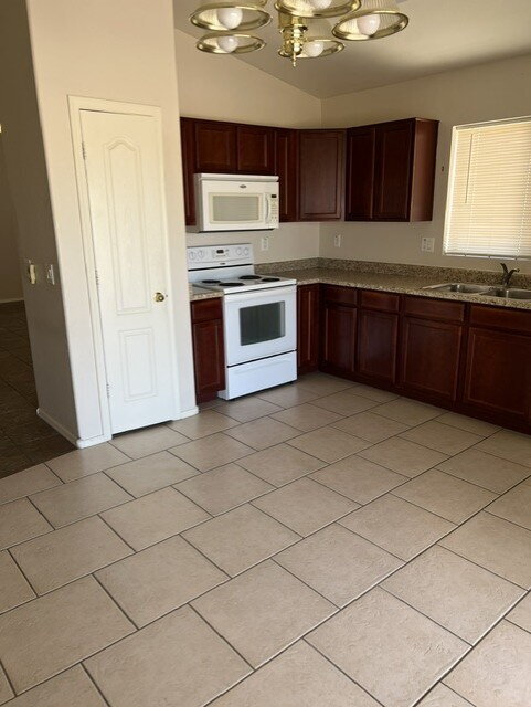 Foto del edificio - "Charming 3-Bedroom Oasis with 2 Baths in Florence - 1,281 Sq Ft of Comfort!"