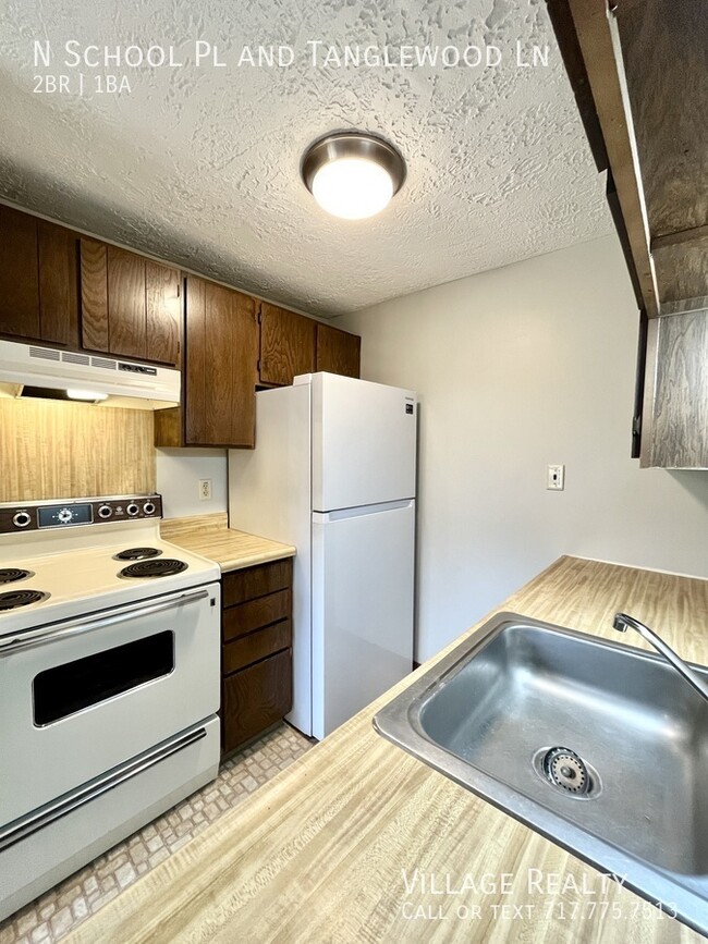 Building Photo - Top Floor! Roomy 2-Bed with A/C & Off-Stre...