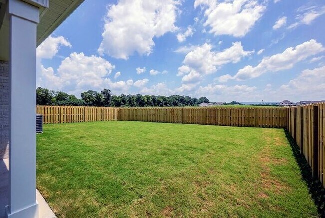 Foto del edificio - Fenced yard, great location