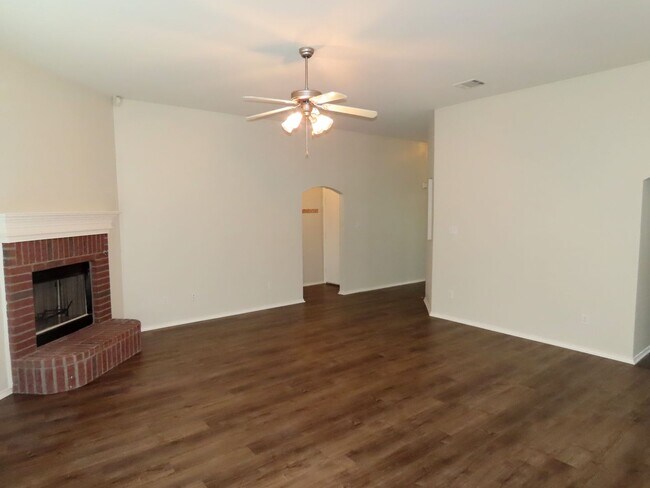 Building Photo - South Tyler - Beautiful 3 Bedroom, 2 Bath ...