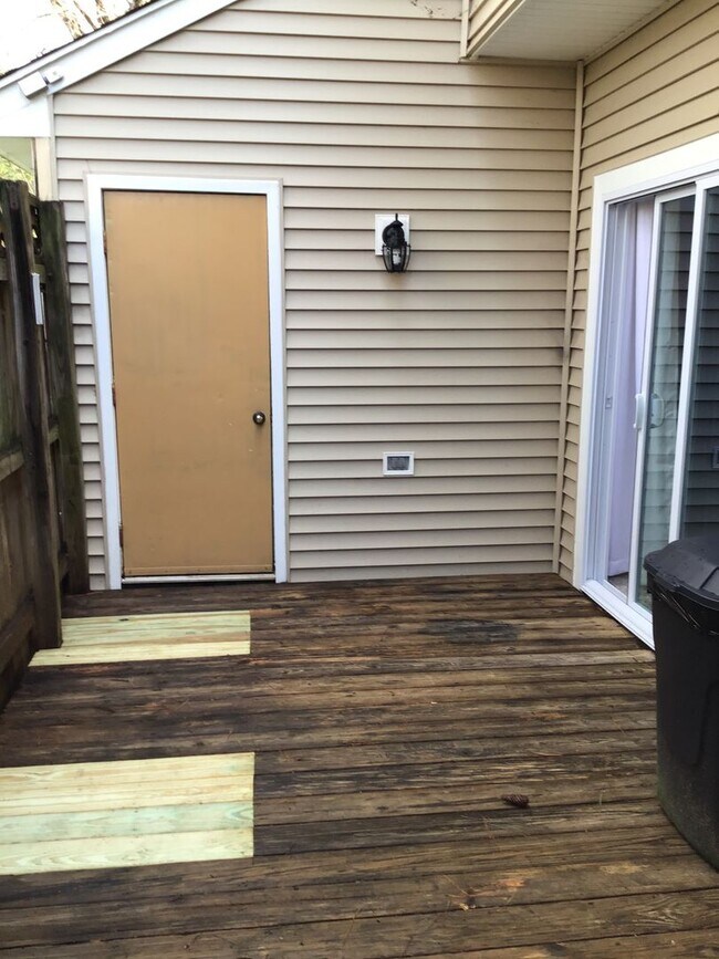 Building Photo - Lovely 2 story condo in Chicks Beach!