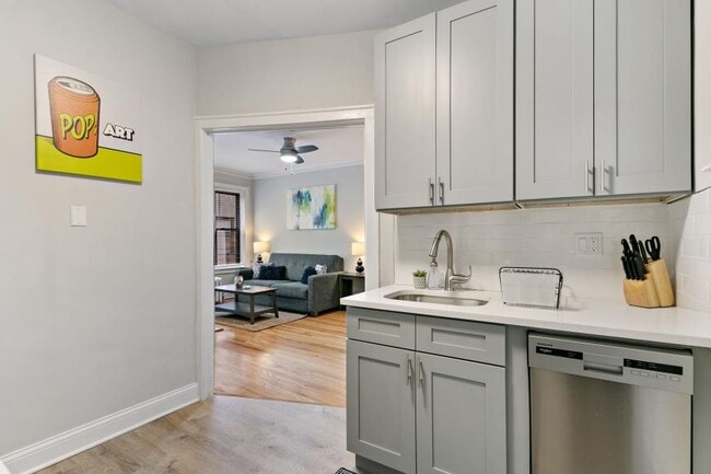 Building Photo - 1 bedroom in Chicago IL 60657