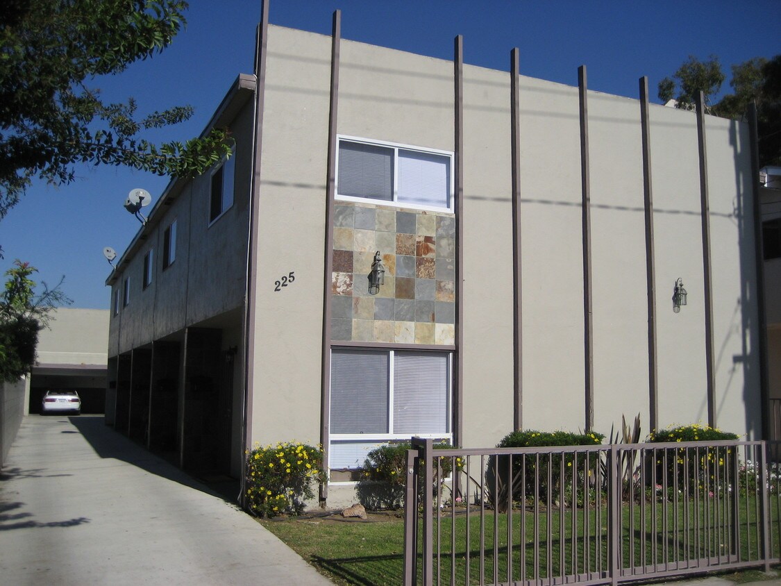 Foto principal - 225 W Regent St