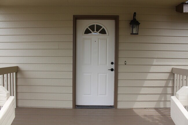 Building Photo - NE 4 Bedroom, 3 Bath, Gas Fireplace/Heat, ...