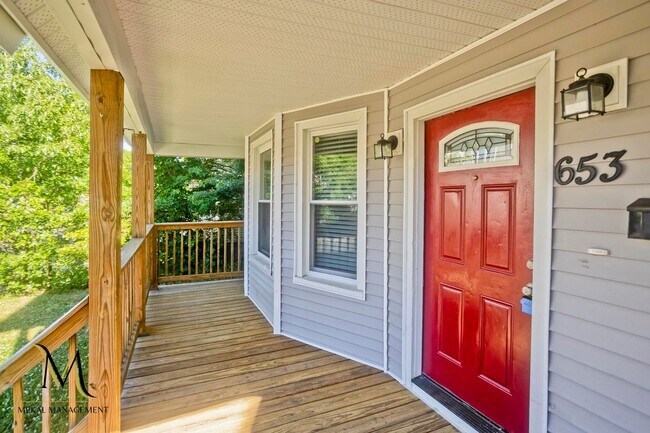 Foto del edificio - Single Family Home just minutes away from E. Longmeadow!