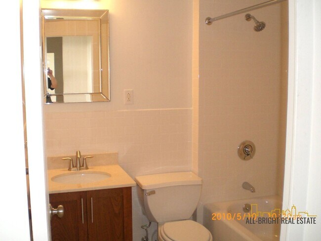 Building Photo - 3 bed 2 bath in Mission Hill PERFECT APT!!!!
