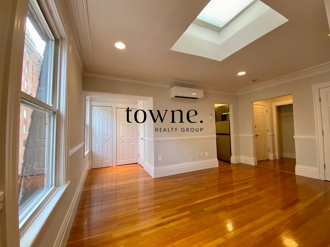 Primary Photo - 215 Newbury St