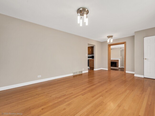 Building Photo - 4641 Roslyn Rd