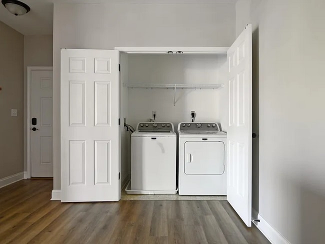 Building Photo - 205 Capital St